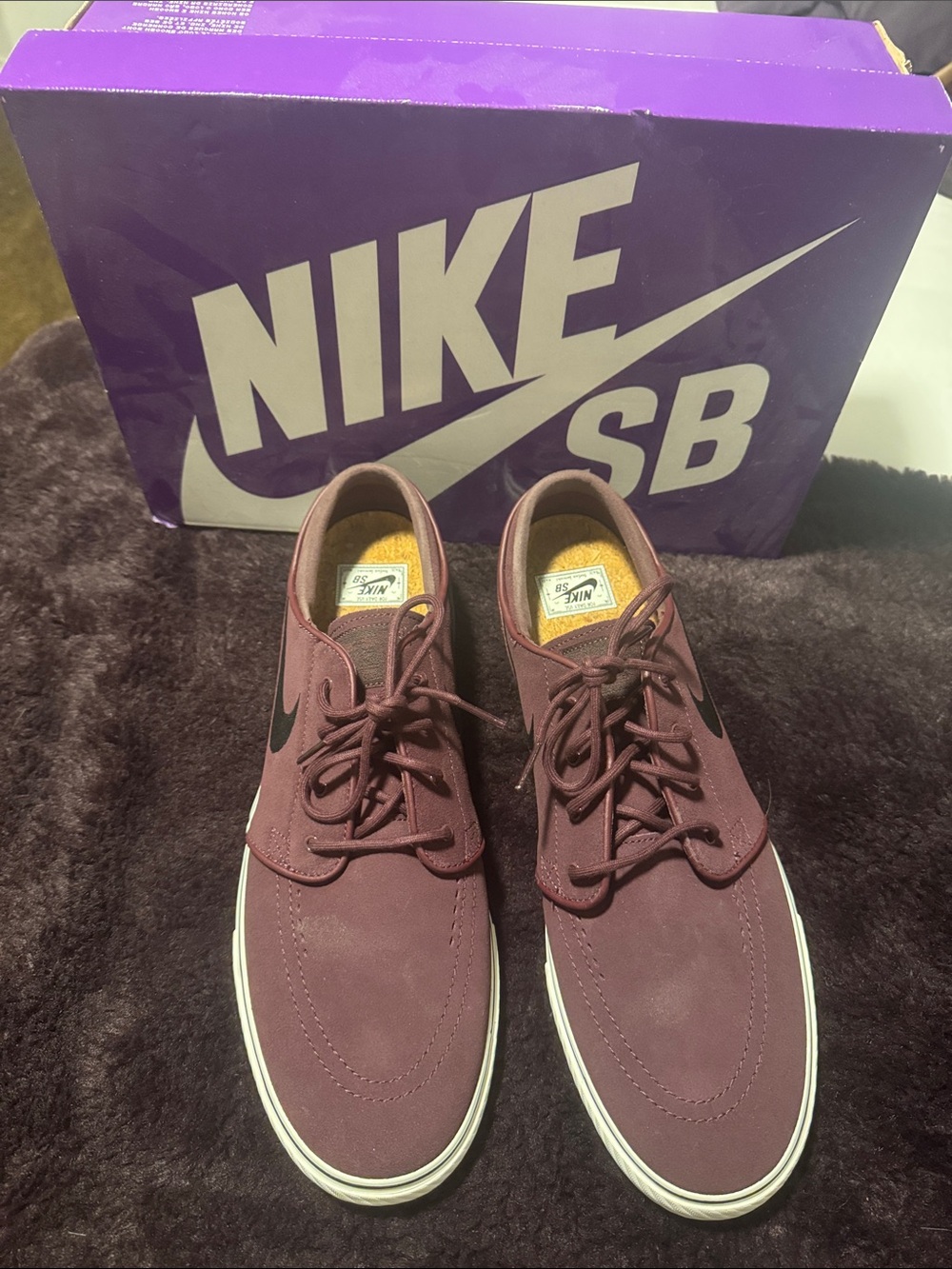 Nike SB Men's Burgundy/Black Low-Top Skate Sneakers